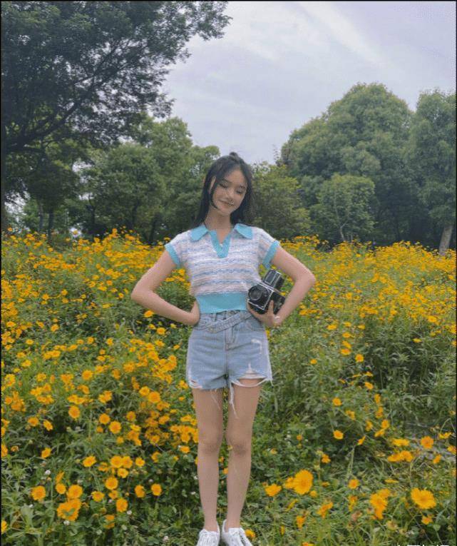 林允大热天户外拍照俏皮少女,一身短装元气十足,白皙大长腿亮眼_摄影_