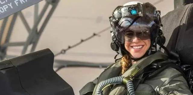 金贝丽美国王牌飞行员却成中国首位美籍女机长她经历了什么