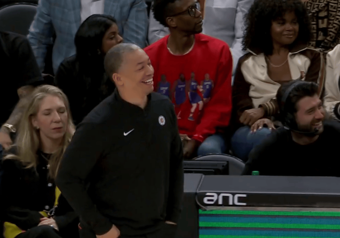 超级四巨头一个都没打,鲍威尔一秒没上,曼恩只打了8分钟就下去休息了