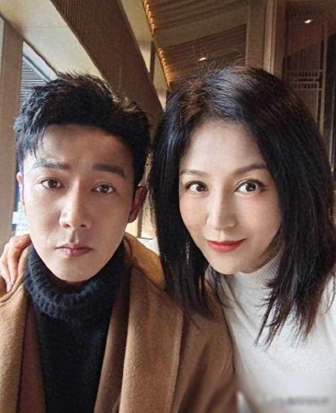 陆毅一家四口逛街被拍女儿漫画腿抢镜陆毅身材略显不足