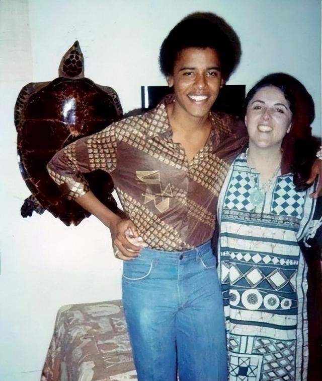 61岁奥巴马乐享晚年:米歇尔晒年轻时照片秀恩爱,俩女儿名花有主_玛丽