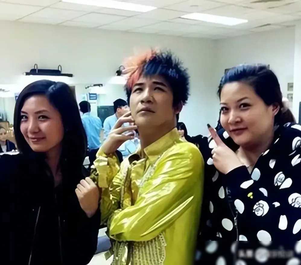 而他的妻子林立雯,则是他的经纪人,两人在工作中相识,逐渐发展出了