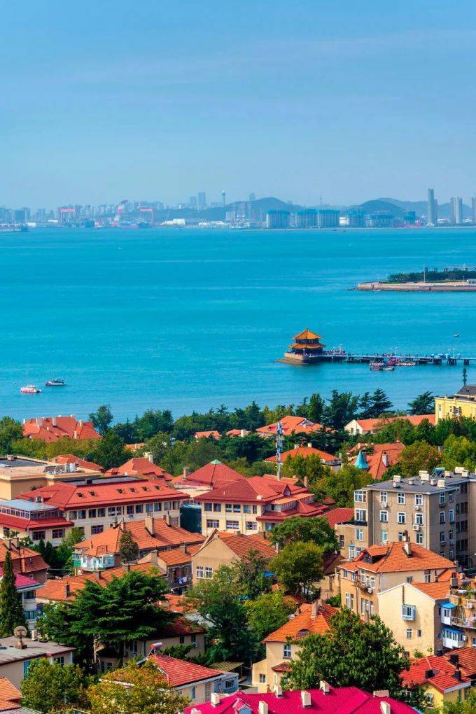 坊柱楹联为"供飨十洲三岛客,欢迎五湖四海人",东侧18504平方米仿古