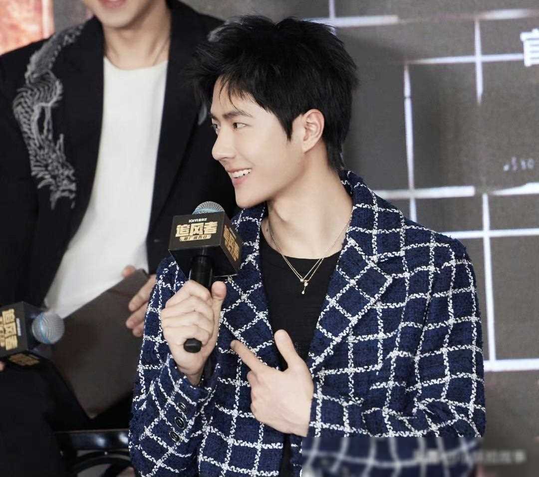 王一博亮相追风者见面会笑梗不断引爆现场氛围