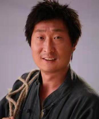 林永健压力大窗户当厕所一顿宵夜娶军花对待岳父母如亲爹娘