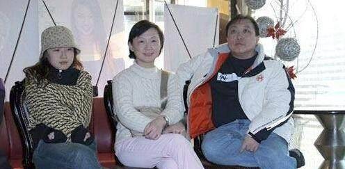 王子涵参加浙江卫视真人秀《我不是明星》,王晶携妻子为女儿加油打气