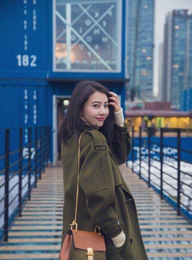 四十岁女人拍照别总剪刀手了学会3个通用姿势自然又好看