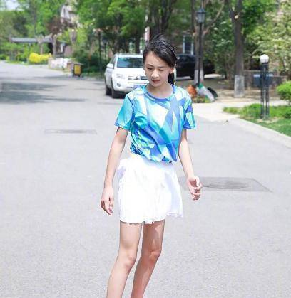 田亮女儿cindy的12岁生日照,穿浅灰色薄纱裙,化身甜橙女孩