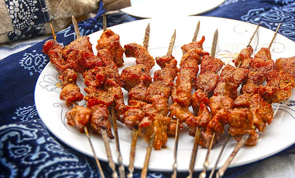 新疆菜.它既具清真菜特性,又具有中国西北菜系味重香浓的烹饪特点.