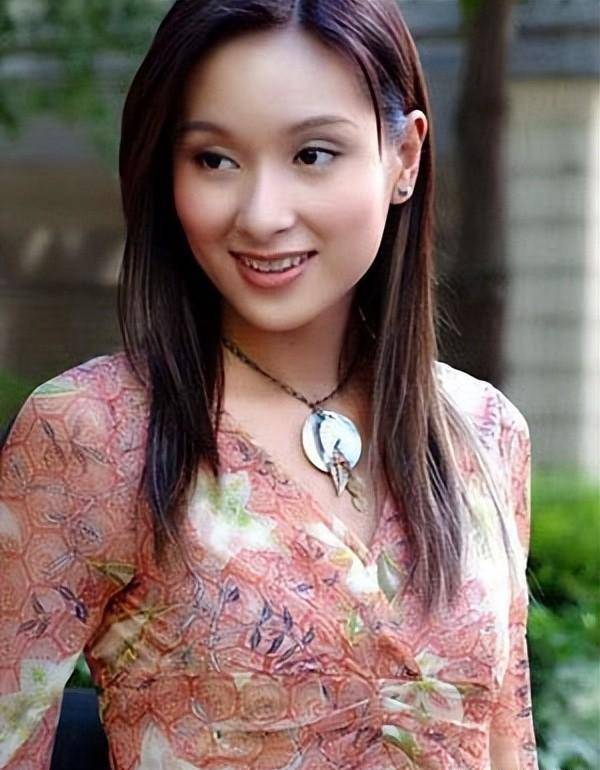 内防咸猪手,外躲富商搂,内娱的乱象超出想象,多少女孩代价惨痛_徐怀钰