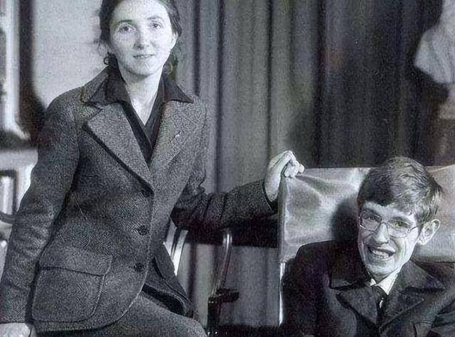 原创霍金21岁开始瘫痪只能在轮椅上度日他的三个孩子是怎么来的