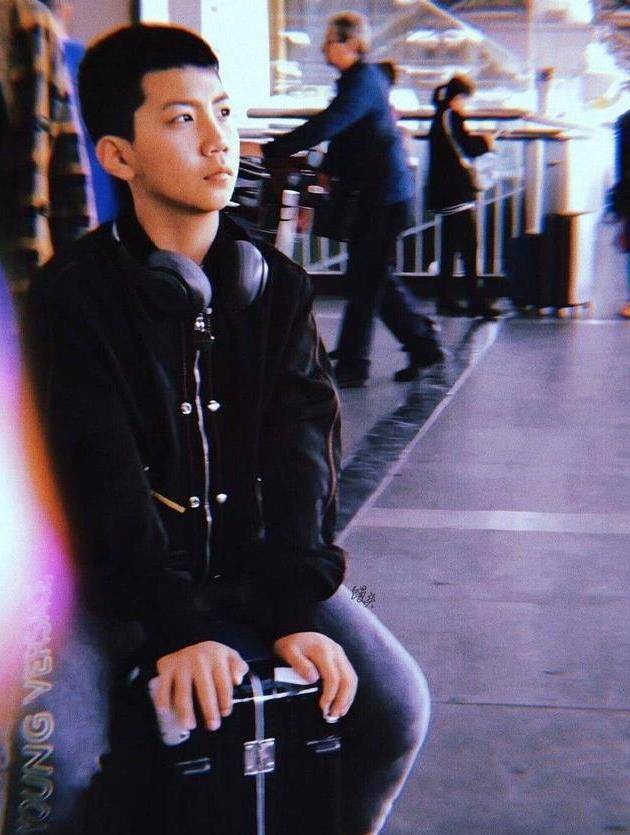 照片中我们可以看到胡皓康身穿一件黑色的宽松外套