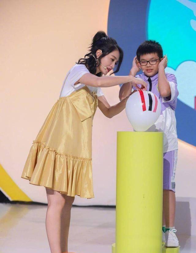 挺二胎孕肚录节目,脚部浮肿穿不进鞋,脚后跟露在外面_周一围_网友_穿