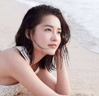 原创李沁大胆挑战时尚极限短款背心惊艳亮相拍照后秒变保守女神美艳不