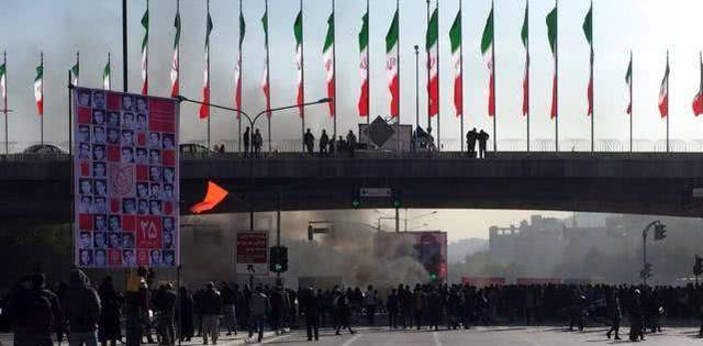 因为美国发动的石油制裁,伊朗财政收入减少,于是就只能提高国内石油的