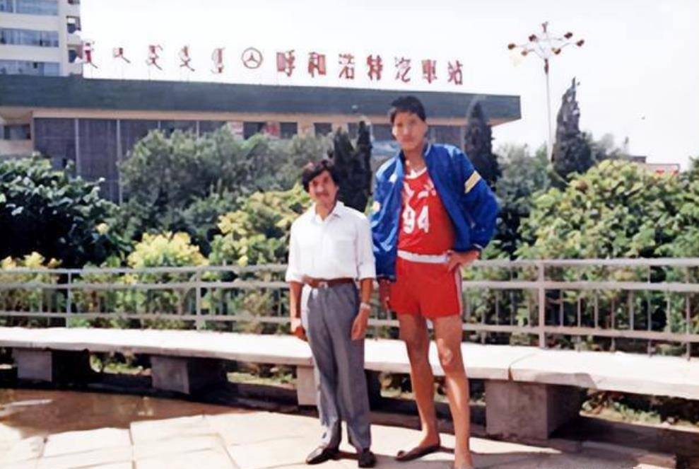巴特尔:曾与姚明齐名,初婚娶大11岁的妻子,结婚25年依然幸福_德明比