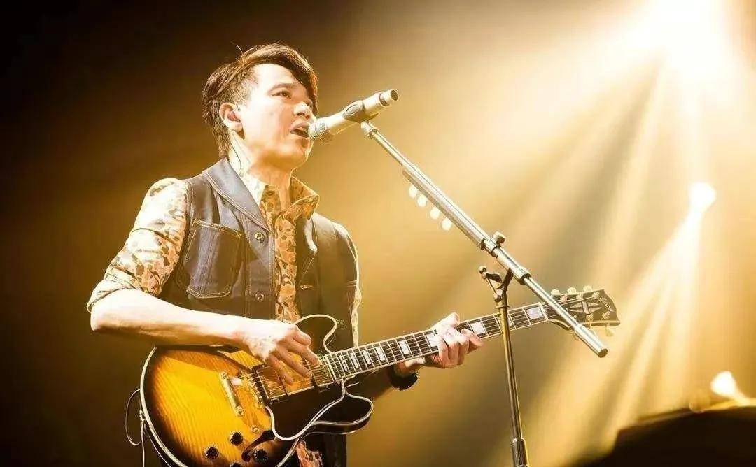 陶喆的爱情十分丰富混乱,没结婚前就以"潇洒"出了名,他以第一任公开的