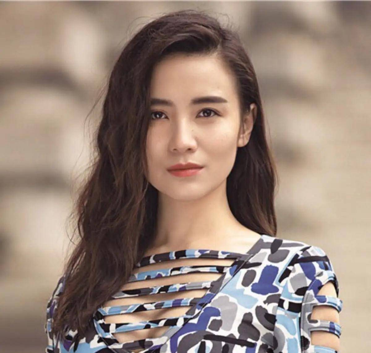 原创当初与谌龙相恋与张俪高调官宣41岁未婚小宋佳真的敢爱敢恨吗