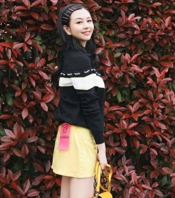 却被嘲腿又粗又短,网友:身后男子是亮点_沈月_照片_妈妈