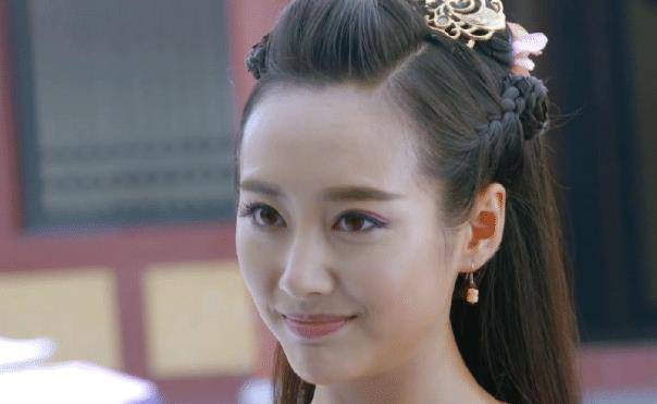 从小活泼的李纯,十岁离开家乡到北京,如今在演员的道路上努力着_时候