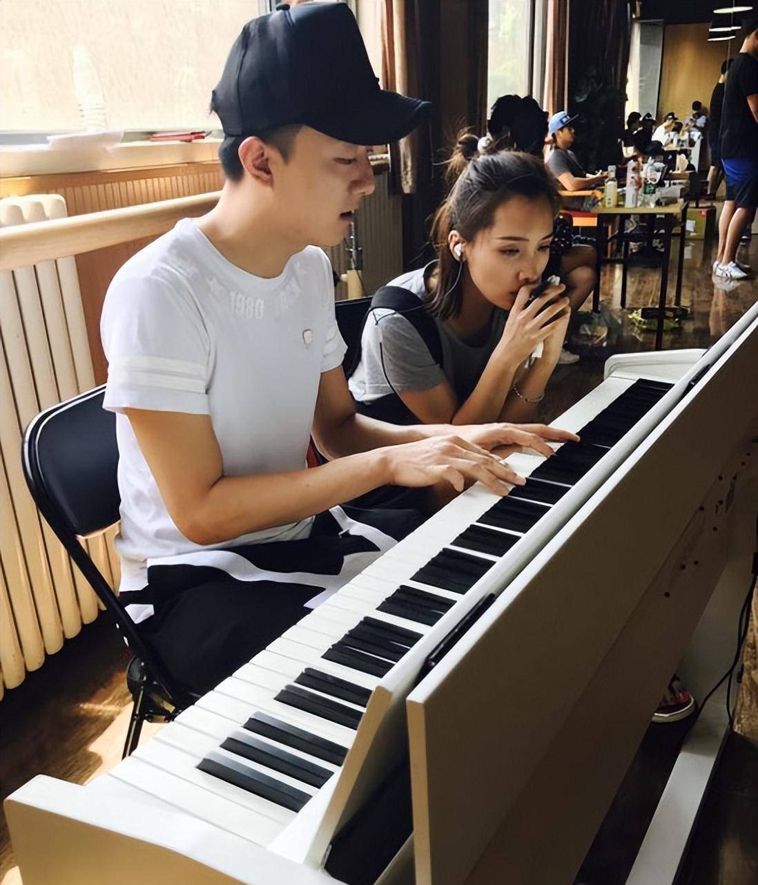 2006年,成功考入中戏表演专业,与宋轶,陈小纭,张睿成为同学.