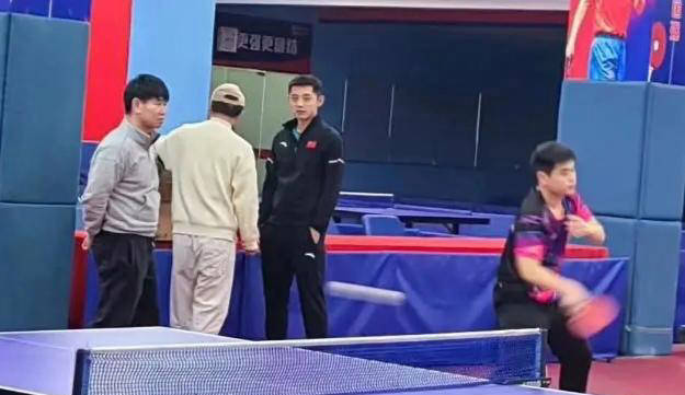 张继科督导学员专业训练教练风范得网友点赞