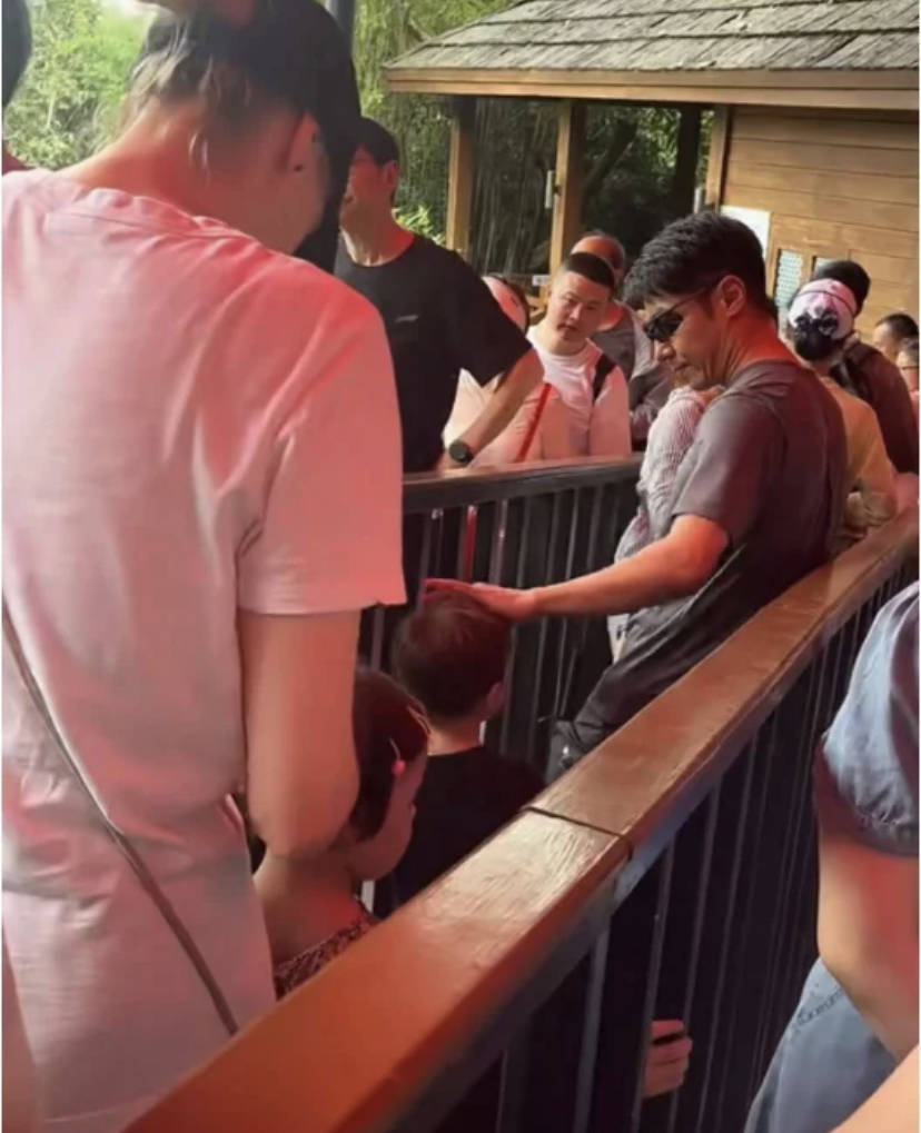 撒贝宁携全家海南度假一家四口幸福满溢陪孩子玩沙父爱满满