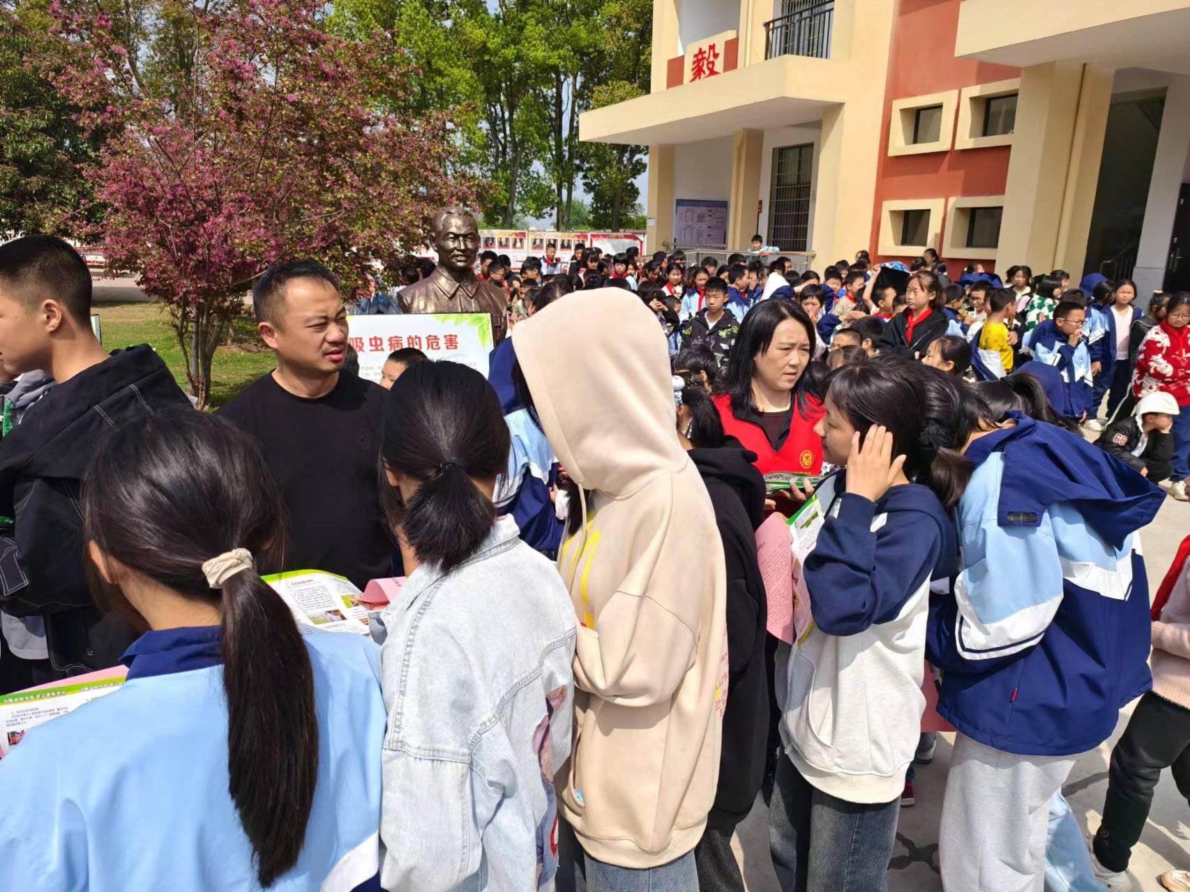 澧县澧阳血吸虫病预防控制站工作人员赴梦溪镇中学开展血防知识宣传