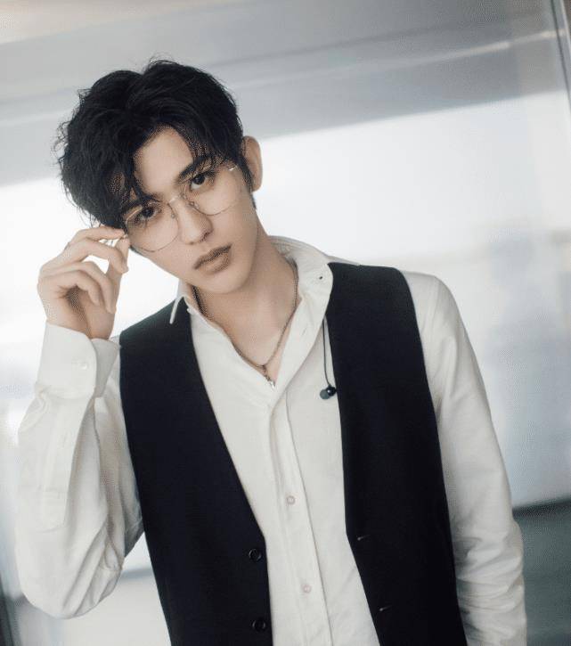 这是我们认识的蔡徐坤早期活动旧照网友这都能成顶奢吗