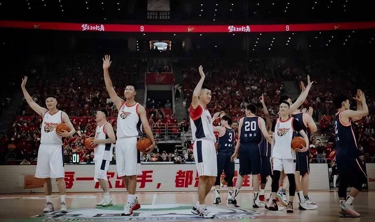 cba"最美"老板娘,身价40亿给易建联亿元合同,后背纹身显_吴迪_篮球