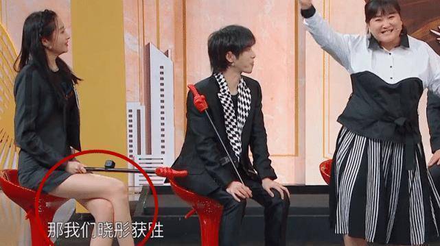 关晓彤就是例子,全程一个坐姿,不敢动_女明星_裙子_时候
