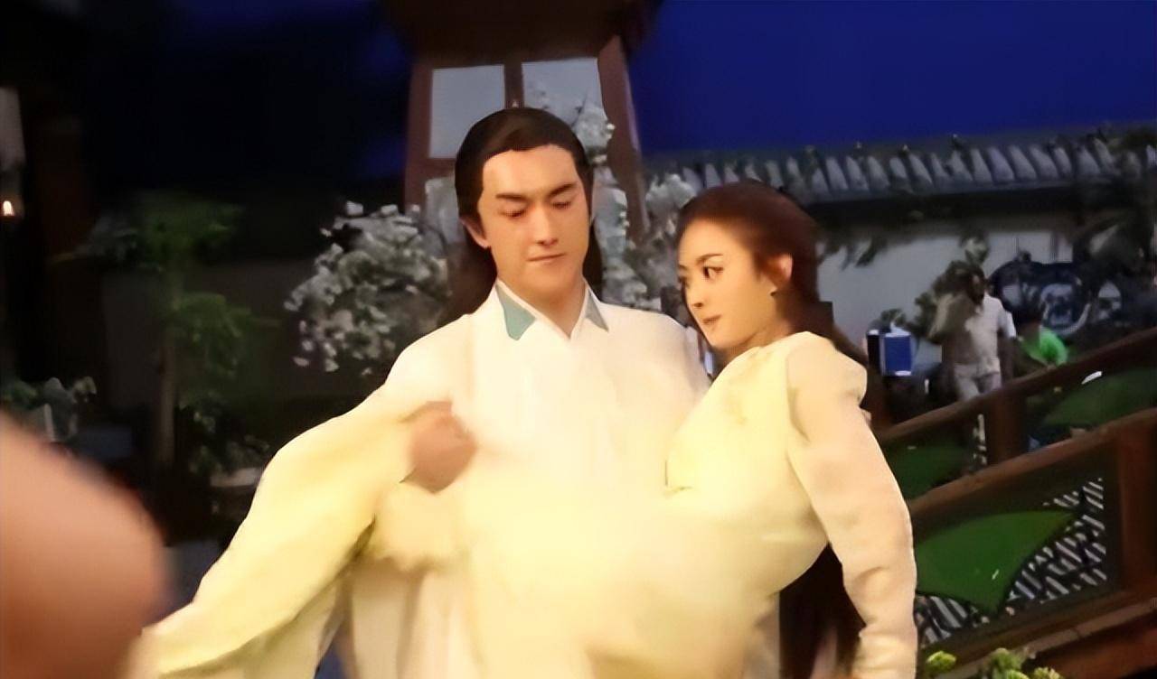 只有80几斤的赵丽颖,林更新楞是使出了吃奶的劲,才勉强将其抱了起来与