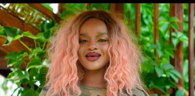 国画大师杨彦53岁情定非洲花费4000万娶24岁黑人女孩