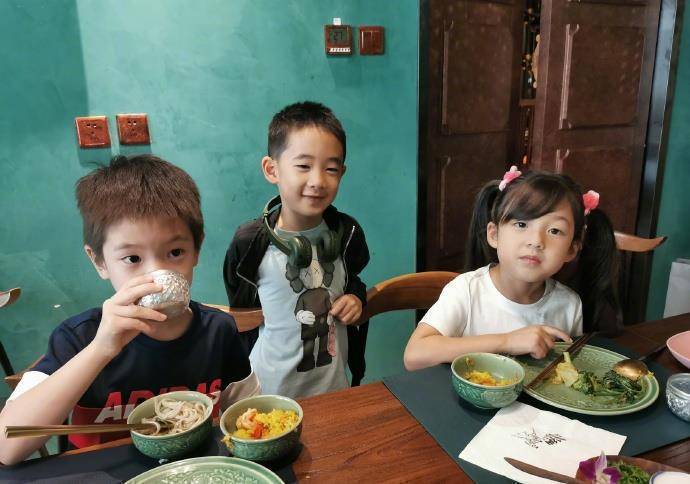刘畊宏给三个孩子做炒蛋被问为什么小泡芙的盘子里比较多