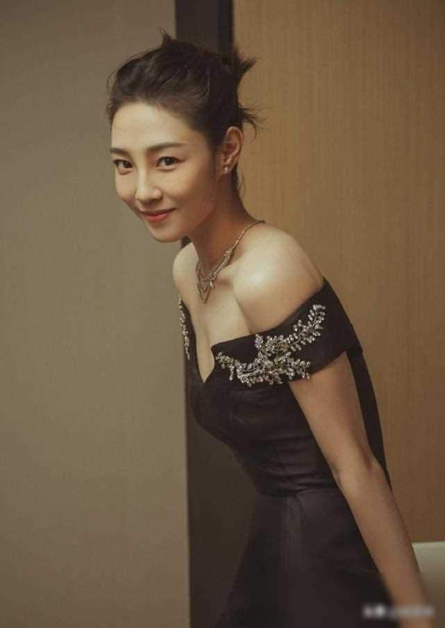 偶遇白百何,救命啊她好美! 笑容明媚有活力,身材颜值都很不错