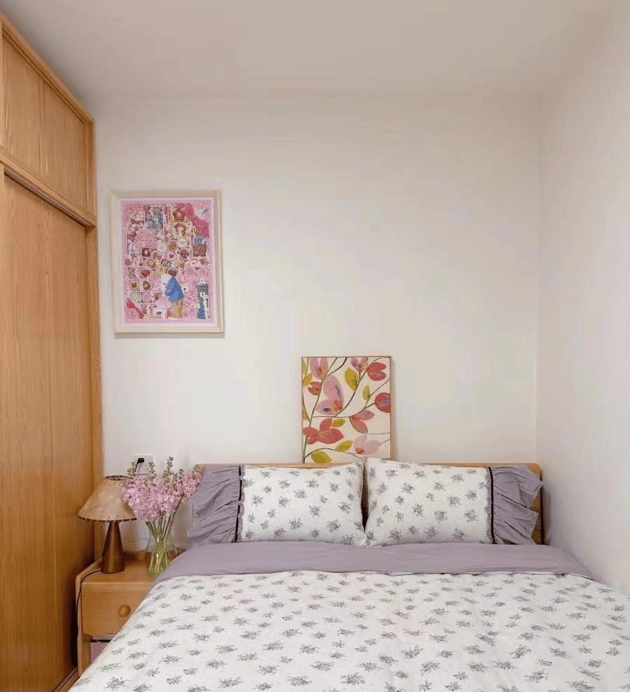 而床架,床头柜,衣柜等,全部选择原木色系,与