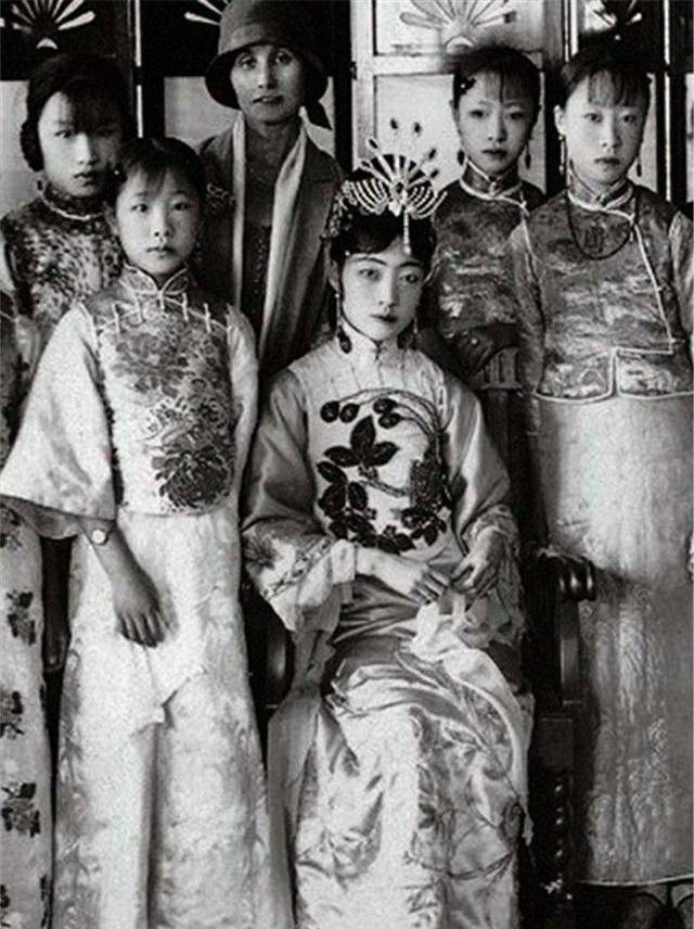婉容的一生何其悲凉.前半生她是天之骄女,她有身份,有地位,有才华.