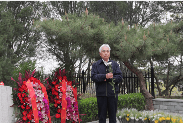 北京市丰台区长辛店第七小学开展二七烈士墓祭扫活动