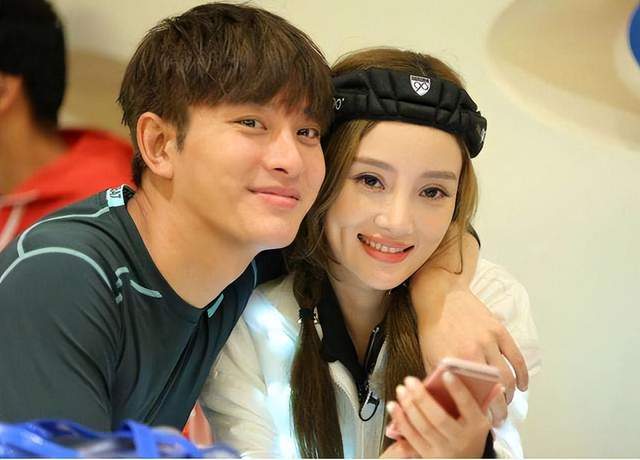 原创贾乃亮生日甜馨送礼物李小璐被夸教女有方获封贵圈好前妻