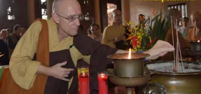 而这木鱼之声,正是奔赴美国,在此弘法的宣化上人,看着高僧,克里斯托弗