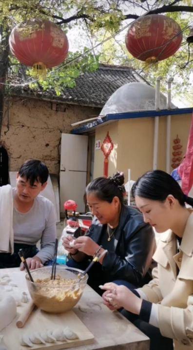 其实最近不少网友们都爆出大衣哥的身家,不仅儿媳妇戴超大钻戒,大衣嫂