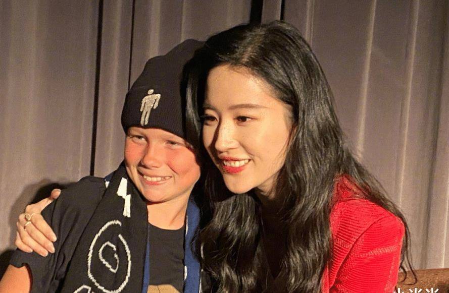 原创刘亦菲到底白得有多恐怖和外国小孩合照竟然比白人还要白皙