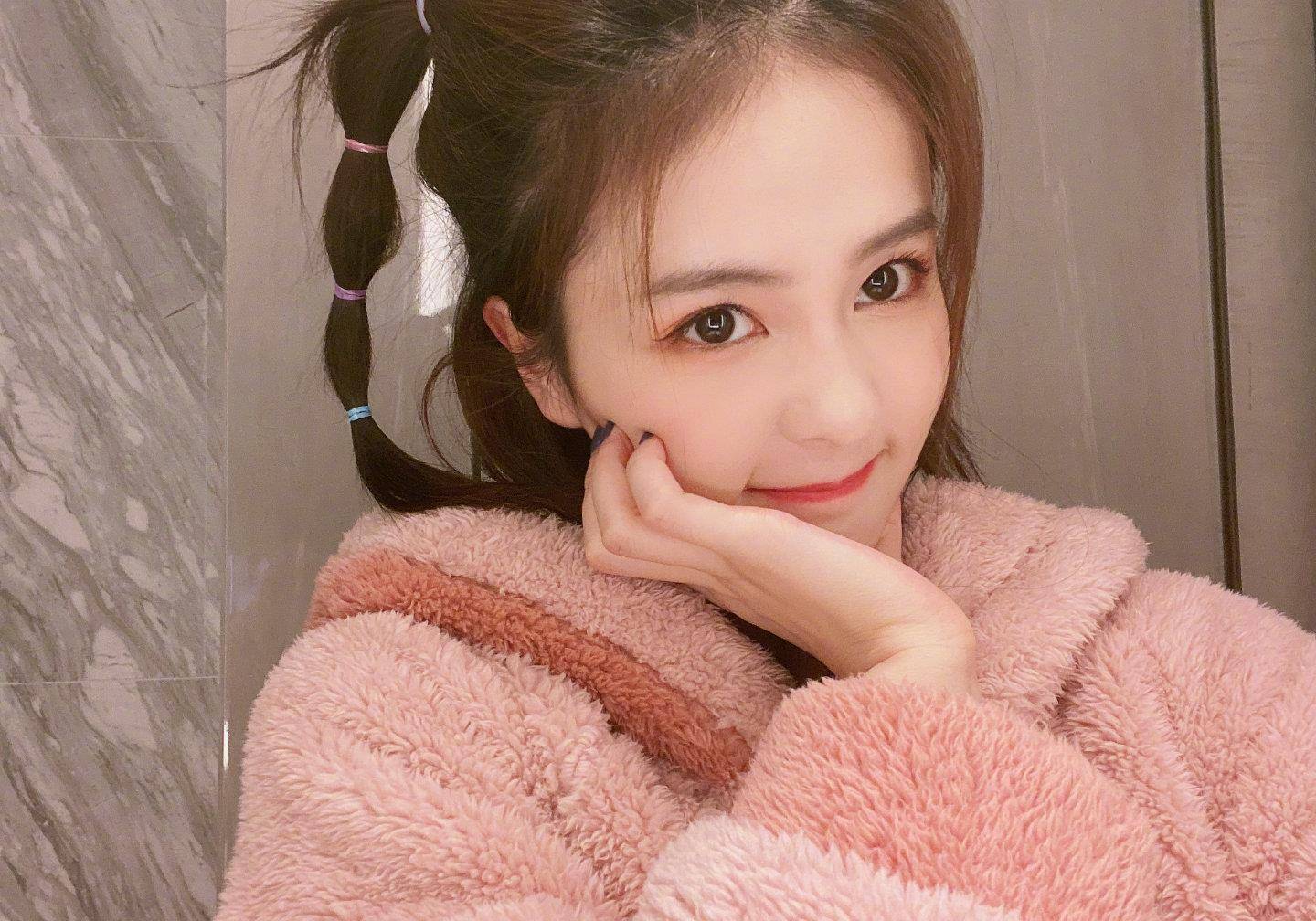 原创装美走一波白鹿穿美粉色睡衣晒自拍双马尾很是俏皮可爱