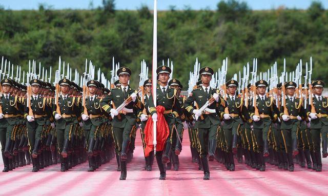 原创阅兵仪式上一名中国士兵的失误却赢得全世界的赞叹