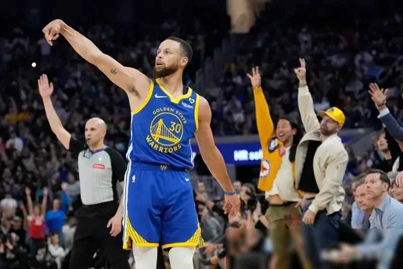 原创勇士输球不冤詹皇脚垫高被吹犯规库里也不例外