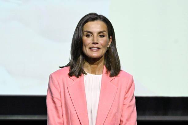 原创被西班牙王后美到了穿一身粉色出席颁奖典礼年过半百都这么嫩