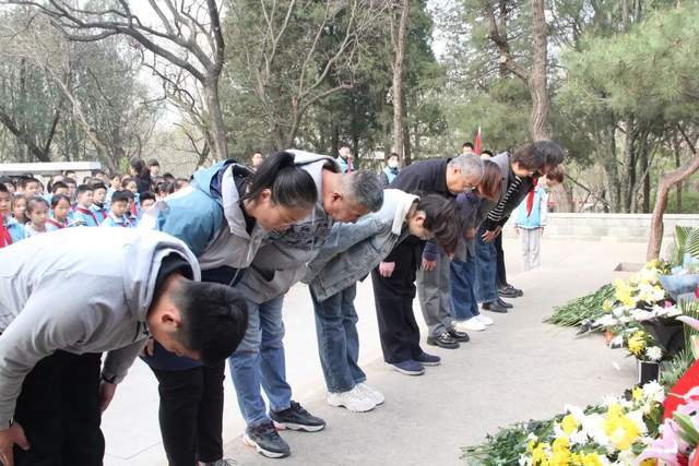 北京市丰台区长辛店第七小学开展二七烈士墓祭扫活动