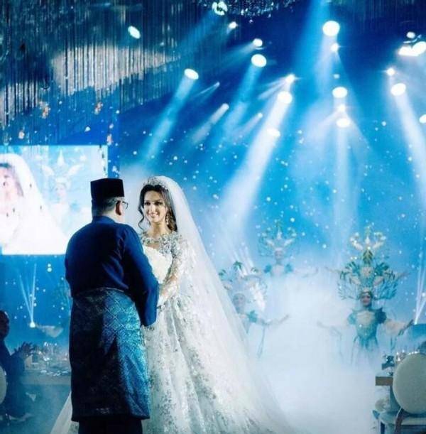 原创马来西亚前国王为爱退位现国王娶2位妻子生5朵金花个个漂亮