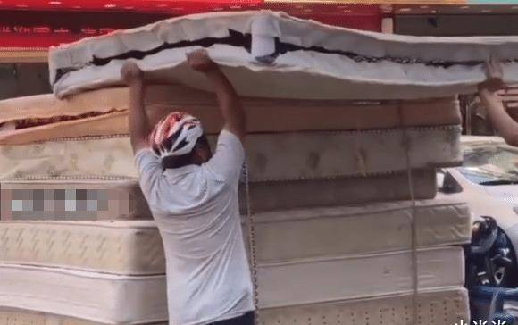 原创广东深圳大叔小区收近千张床垫床垫厂的阴谋暴露又被割韭菜了