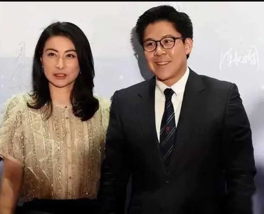 原创霍家清明扫墓都穿运动服霍中曦身高惊人个头已到妈妈肩膀